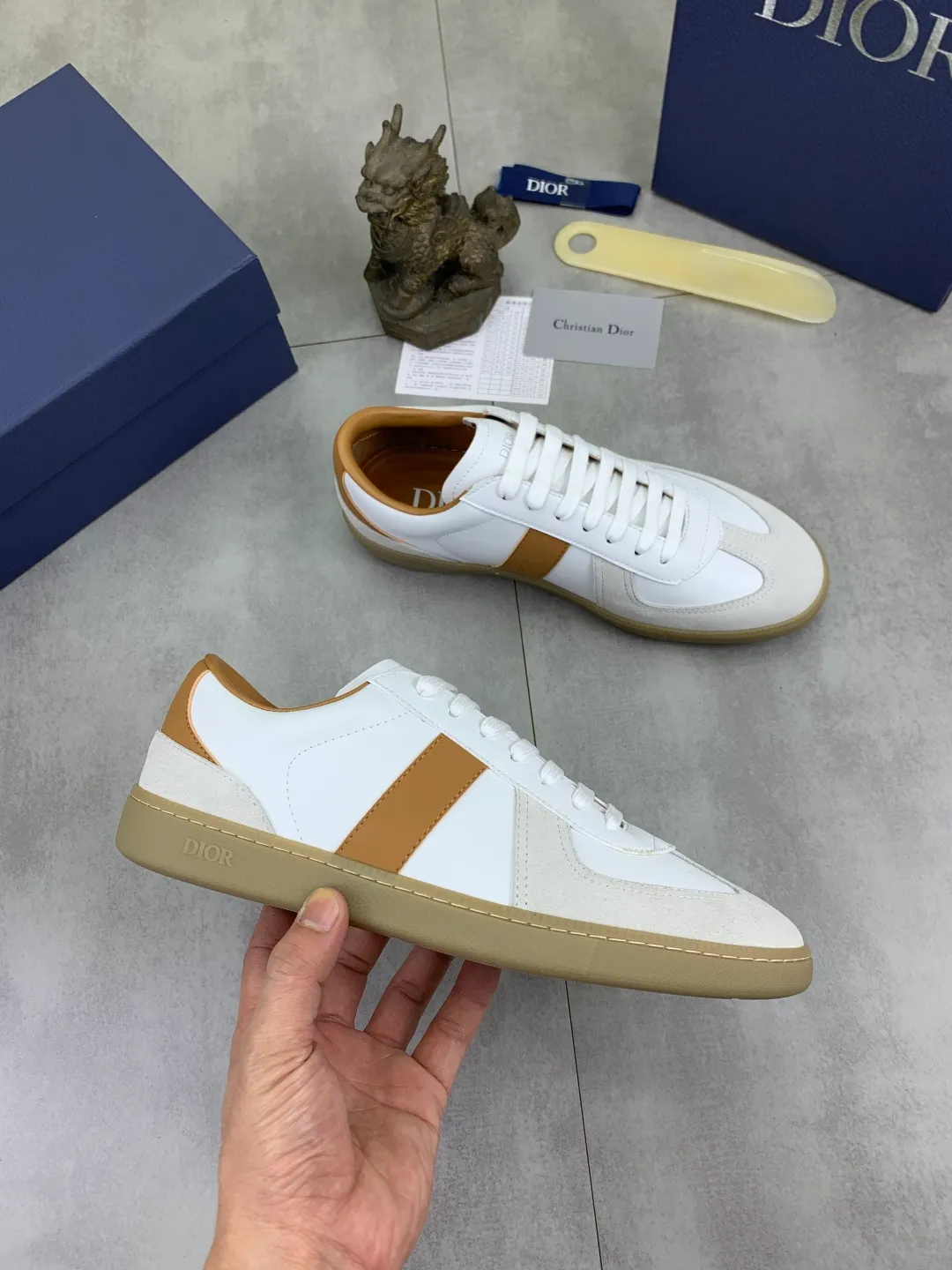 Men's shoes 💰P360 New Dior B01 moral training shoes, white first-layer cowhide, original molded outsole. New to the fall collection, this sneaker marks the return of a Dior classic, reinterpreted in a stylish and elegant silhouette. Crafted from white smooth first-grain cowhide with a tonal silk sheepskin lining, it features the Dior logo on the tongue and inner sides, and a CD icon on the heel. Paired with Tpu anti-slip soles of the same color, it can be matched with various styles to create a sophisticated look.  Code number: 38-44